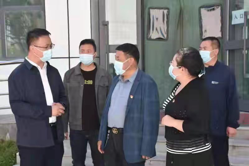 县长董峰先后参观了校园环境,学校食堂和职工宿舍,在详细了解了学校